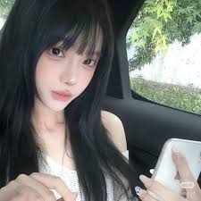 Bạn trai đến đón tôi tan làm, vừa ngồi vào ghế phụ lái, tôi đã thấy một gói  băng vệ sinh lớn đặt trên ghế, rất dễ thấy. Tôi theo bản năng