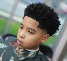 You can opt for eccentric styles that give a lot of style, but also, shorter and worked the gradient can also be artistically treated by adding contours and geometric lines with the cut. Black Boys Haircuts Lines Novocom Top