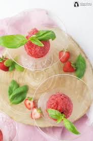 So Schmeckt Der Sommer Sekt Mit Veganem Erdbeer Basilikum Sorbet Rezept Lebensmittel Essen Himbeeren Und Rezepte