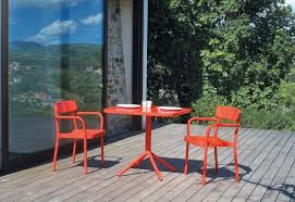 Sædet på metalstolen består af en bikagestruktur og viste sig at være særlig behagelig, da sædets form tilpasser sig ergonomisk til kroppen. Grace Stuhl Von Emu Stylepark