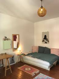 Ein Schones Grosses Schlafzimmer Mit Einem Grossen Gemutlichen Bett Und Zwei Kleinen Selbst Gebauten Kleiderschrank Zimmer Einrichten Wohnung Dekoration Zimmer