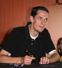 La réponse est simple, grand corps malade veut principalement qu'on le connaisse par l'oral via le slam, il ne tient donc pas à voir tous ses textes sur le net. Datei Grand Corps Malade 20060614 Fnac 07 Jpg Wikipedia
