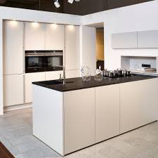 Moderne Inselkuche Von Contur Mit Matten Kristallgrauen Fronten Koje 118 Kl Mit Bildern Inselkuche Einbauschrank Kuche Moderne Kuche