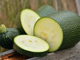 Poner poca sal para que sude. Como Conservar El Zucchini Para Que Dure Mucho Mas Trucos De Cocina Trucos Caseros Calabacin Zapallito Italiano Recetas Con Zucchini Hortalizas Alimentos Utilitarios