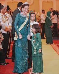 Raja nazira safya kini menerima pendidikan di alice smith school. Comel Lincah Foto Comel Raja Nazira Safya Bersama Abangnya Buat Netizen Geram
