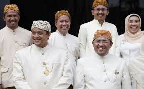Termasuk 34 pakaian adat yang pasti miliki semua provinsi. Pakaian Adat Sunda Greatnesia