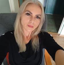 Keanu Reeves nigdy wcześniej nie miał do czynienia z deską surfingową przed  podpisaniem kontraktu na *Na fali* (1991), a jednak w ciągu kilku tygodni  pływał po potężnych falach Kauai jak profesjonalista. Pod