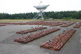 Vanuit kamp westerbork in drenthe werden tijdens de tweede wereldoorlog ruim 100.000 in nederland wonende joden en 245 roma per trein gedeporteerd. Monument 102 000 Stenen Kamp Westerbork Hooghalen Tracesofwar Nl