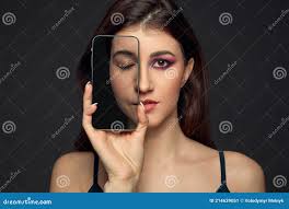 Kłamstwo I Inne życie W Mediach Społecznościowych. Dziewczyna Z Makijażem W  Ramce Fotograficznej I Bez Makijażu W Prawdziwym życiu Obraz Stock