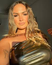 Alana Kent's Instagram, Twitter & Facebook