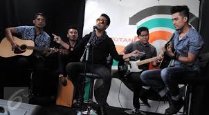 Saya ambil dari chart radio mereka yaitu prosalina radio fm dan kiss radio fm jember. Semakin Produktif Hijau Daun Rilis Single Baru Di 4 Negara Showbiz Liputan6 Com