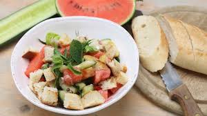 Die Beste Verwendung Fur Altbackenes Brot Ist Dieser Brotsalat Die Saftigen Melonen Und Gurkenstucke In Kombination Rezepte Mit Schafskase Brotsalat Rezepte
