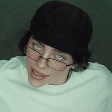 🚨| Stream diario: "HIT ME HARD AND SOFT" — +12.4 MILLONES en su día 325  (10 tracks). 👑 —BARRERA DE FLOP Y CUELGUES— "Mayhem" — +12 MILLONES en su  día 32 (14 tracks). 💀😭⚰️