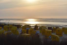 Wattenmeere (abgeleitet von watt) sind bestimmte küstenbereiche eines meeres, die unter einem starken einfluss der gezeiten stehen. Datei Cuxhaven Duhnen Wattenmeer Ebbe Neuwerk Dsc 0103 001 Jpg Wiktionary