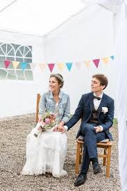 Hochzeitskleid für den schönsten tag im leben auswählen. Lassig Bunte Diy Hochzeit Hochzeitsblog The Little Wedding Corner Jeansjacke Zum Brautkleid Hochzeit Kleidung Hochzeitskleid Jeansjacke