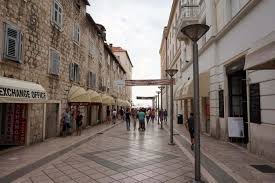 Er liegt inmitten einer atemberaubend schönen karstlandschaft in mittelkroatien. Split Kroatien Sehenswurdigkeiten Insidertipps Fur Deinen Urlaub