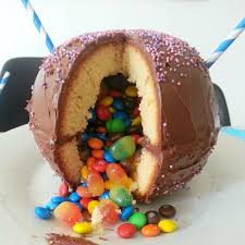 Une Touche De Gateau Pinata Gateau Gateau Smarties