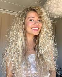 Julie Olivia Lindebjerg Hocke On Instagram Found This Old One Hope You Had A Great Day Curly Hair Styles Naturally Curly Hair Styles Curly Girl Hairstyles
