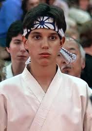 Was wäre, wenn Daniel LaRusso (1984) im All Valley Turnier von Cobra Kai  Staffel 1 (2018) dabei gewesen wäre? Hätte er eine Chance, Champion zu  werden? : r/cobrakai