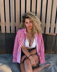 De vriendin van steven bergwijn is een van de modellen voor haar kleding. Dit Is Chloe Jay De Vloggende Vriendin Van Steven Bergwijn