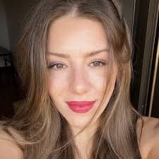 Si una mujer es bella, educada y tiene dinero pero es soltera, tiene más de  35 ¿cuál podría ser el problema?