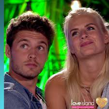 Die Single Ladies durften ihr 💗 an den Islander ihrer Wahl verschenken:  Laura hat ihr Herz bereits an Tobi vergeben und entscheidet sich deshalb  für ihre Lieblinge Anna & Marc 🥺 Kevint