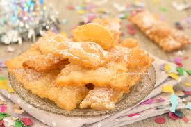 Per prepararle, la ricetta è molto simile. Chiacchiere Alla Panna Favolose 2 Ingredienti Fritte O Al Forno