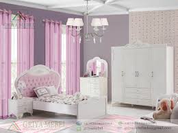 Misalkan, anak perempuan anda menyukai pelangi atau unicorn, maka dinding bisa menggunakan beberapa warna cat. Set Kamar Tidur Anak Perempuan Shabby Classic Griya Mebel