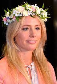 Midsommarkrans är en huvudbonad som brukar bäras kring denna högtid, dem består av en ring gjord av tråd med blommor och blad lindade runt ringen. Midsommarkrans Wikipedia