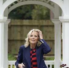 Jill biden ushered in her role as the next first lady of the united states at a victory rally in wilmington, de. Jill Biden Mentre Su Melania Il Gossip Si Fa Insistente Arriva La First Lady In Dolce Vita Ecco La Sua Storia Il Fatto Quotidiano