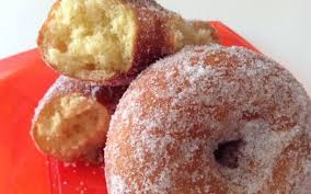 500 g farina 00, 250 g purea di patate, 4 uova, 200 g zucchero, 200 g burro, 10 g sale, 1 bacca di vaniglia, 1/2 arancia di sorrento, 1/2 limone. Ricette Di Carnevale Ciambelline Fritte Di Patate Prepariamo Insieme I Dolci Della Tradizione