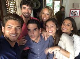 Il aura fallu attendre deux ans pour que les deux tourtereaux officialisent leur. Avis Rayane Bensetti Et Lucie Lucas Sur Tf1 Le Couple Star Des Audiences Clem Nouveautes Tele Com