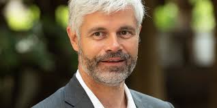 Laurent wauquiez est penché sur son intervention, stylo à la main. Regionales 2021 Ce Oui Tant Attendu Qui Lance Laurent Wauquiez Dans La Course