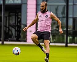 Gonzalo Higuain takes his talents to South Beach - Page 16 Images?q=tbn:ANd9GcQuqmiMouvTDs2YlrbzKnCzfKwyo2OPbUm0wbW_-MJKSp9gmCD8&s