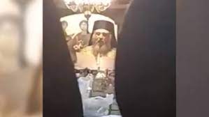 Este o miscare permanenta : StareÈ›ul Unei MÄƒnÄƒstiri Din NeamÈ› Le A Spus Oamenilor CÄƒ DacÄƒ Se VaccineazÄƒ Le Vor ApÄƒrea Pe Corp Solzi Ca La PeÈ™te Bor ReacÈ›ioneazÄƒ Digi24