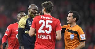 Didier lamkel ze arrived at training wearing the shirt of bitter rivals anderlecht he was denied entry and then proceeded to fight with the two security guards lamkel ze is reportedly looking to seal a january move to panathinaikos Sclessin N A Pas Oublie Didier Lamkel Ze Les Oreilles Du Joueur De L Antwerp Risquent