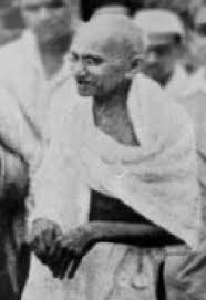 Kindheit und jugend gandhi wurde als jüngstes von fünf kindern in der vierten ehe seines vaters karamchand gandhi geboren. Gandhi Medienwerkstatt Wissen C 2006 2021 Medienwerkstatt