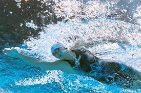 何詩蓓（siobhan bernadette haughey） 出生日期：1997年10月31日 畢業學校：聖保祿天主教小學、聖保祿中學、密芝根大學 香港長池紀錄（個人項目／截至2021年6月）：50米自由泳（24秒59）、100米自由泳（52秒92）、200米自由泳（1分54秒89）、400米自由泳（4分10秒87）、200米混合泳（2分12秒10） 歷屆奧運會成績. L0qtbgapt5js M