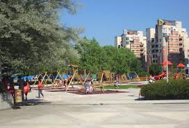 Chiar dacă nu e vreo mare prin apropiere, porumbeii care au început să fie îmblânziţi de un băimărean fac ca imaginea să semene tot mai mult cu cea din piaţa romanticilor. Baia Mare Parcul Mara Mapio Net