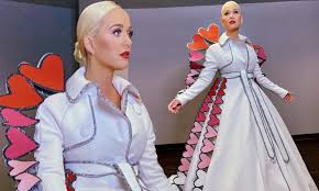 Katy perry and luke bryan sing us into a new year! Katy Perry Dresses As The Queen Of Hearts For Valentine S Day Premiere Of American Idol Daily Mail Online