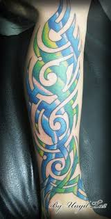 Gambar tato memang mahkota para wanita dan pria, selain untuk mempercantik diri gambar tato juga ide desain gambar tato henna keren untuk cewek gambar sumber : Tribal Warna Warna