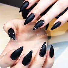 En lugar del simple esmalte de uñas negro, ¿por qué no animar las cosas un poco? Disenos De Unas Negras Mate Con Piedras Diseno De Unas