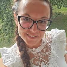 Я самозанятая в Берлине. 15 лет опыта как главного художника- постановщика  в Кино и Тв, более 20 лет в дизайне, декоратор интерьера, фотозон, витрин.  Умею не за все деньги мира делать пространство