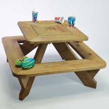 Whether its a family gathering or circle of friends, our round picnic table makes it easy to share food and conversation. Courtesy
