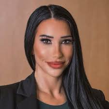 Molly Becker's Instagram, Twitter & Facebook