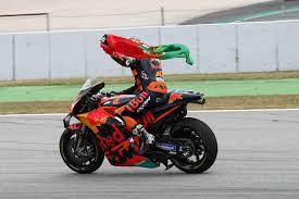 Jun 06, 2021 · miguel oliveira held off a late from frenchman johann zarco to win the catalonoa motogp on sunday afternoon, while south africa's brad binder finished in eighth place. Motogp Barcelona Miguel Oliveira Secures His First Victory Of 2021 Mcn