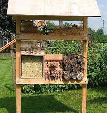 Berg Schweiz Kung Insektenhotel Wildbienen Garten Ideen