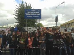 Sono tante le domande che ci siamo posti insieme agli studenti del liceo linguistico immanuel kant di roma e sono tante, ovviamente, le risposte che ci hanno dato gli addetti ai lavori che hanno. Melito Liceo Kant Firmato Il Comodato D Uso Per Le Sei Aule Di Via Matteotti Il Meridiano News