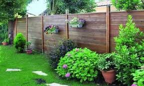 Tutoriel Comment Poser Une Palissade En Bois Amenagement Jardin Cloture Cloture Jardin Bois Panneau Bois Jardin