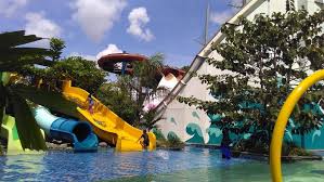 Umumnya, harga tiket untuk masuk tempat wisata berbeda antara hari libur, minggu alaska waterboom buka jam 08.00 dan tutup jam 18.00. Menengok Serunya Liburan Di Bugis Water Park Adventure Merdeka Com